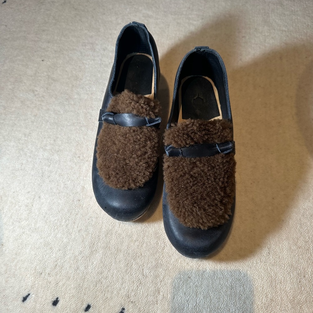 Unique chocolate brown clog with cute shearling detail. Size 38
